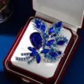 Elegante blaue Kristall Strass Blumen Brosche Nadel Luxus Mode Schmuck Accessoire Damen - Blau