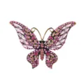 Détail de broche papillon exquise avec ton or vintage et cristaux roses étincelants. - Rose