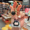 Simportachiavi con sabbia mobile in acrilico con bambola galleggiante e campanello per borsa. - Nero