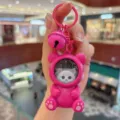 Schattige roze beren sleutelhanger met nachtlampje en doorzichtige balhanger voor tas. - Rode Kitten