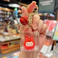 Portachiavi sabbie mobili in acrilico carino con ciondolo bambola rossa e campanelli dorati. - Rosso