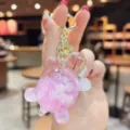 Primo piano dettagliato del simpatico portachiavi a tartaruga liquido con brillantini rosa. - Perle Luminose—Rosa