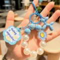 Detailansicht des niedlichen blauen Ballonhund-Schlüsselanhängers mit Perlen und Wolke. - Blauer Hund