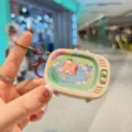 Primo piano dettagliato del simpatico portachiavi giocattolo capibara mini TV per borsa. - Capibara Nuotatore