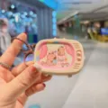 Simpatico mini portachiavi giocattolo TV con capibara dei cartoni animati, ciondolo. - Capibara al Lavoro