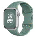 Vue détaillée du bracelet de montre en silicone vert moucheté avec des trous respirants. - Vert pin