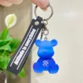 Kreativer Harz Bär Schlüsselanhänger mit schwarzem Band, süßer Rucksackanhänger Autozubehör. - Blau