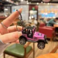 Simpatico portachiavi in metallo fuoristrada rosa, mini ciondolo borsa jeep in lega. - Rosso rosa