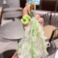 Grüner Nummer 5 Anhänger flauschige Quaste Taschenschmuck, Detailansicht des Plüschschlüsselanhängers. - Grün Nummer Quaste