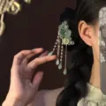 Chinese style floral hairpin with elegant pearl tassels for Hanfu and traditional wear. - Yuman Qinghe - Single Piece