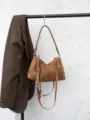Braune Wildleder Umhängetasche minimalistische Freizeittasche elegante Handtasche für Alltag - Braun