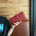 Lange Damen Geldbörse aus Leder mit Druckknopf und Reißverschluss, rote Brieftasche. - Rot