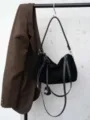 Schwarze Wildleder Umhängetasche für Damen, große lässige Beuteltasche mit Schloss-Detail. - Schwarz