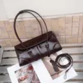 Modische dunkelbraune Lackleder-Umhängetasche im Retrostil mit doppelten Riemen für Damen. - Kaffeebraun