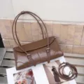 Braune glänzende Leder Schultertasche für Damen, stilvolle Retro Underarm Tasche mit Doppelriemen. - Khaki