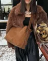 Braune Damen Schultertasche aus Wildleder, große Kapazität Shopper für Pendler Mode. - Groß / Goldbraun