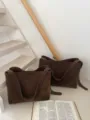 Detailansicht der großen braunen Wildleder Shopper Tasche im minimalistischen Design. - Klein / Khaki