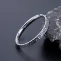 Detailaufnahme des strukturierten silberfarbenen Metall Armreifs mit feinem Eiskristallmuster. - Eistextur Offener Armreif (SH258) / Silber