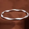 Silberner Mobius Twist Armreif, elegantes massives geschlossenes Metallarmband für Frauen. - Größe 58 / Silber (SH254)