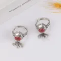 Nahaufnahme von Vintage Silber Goldfisch Ringen mit roten Steinen im retro Thai Stil. - Goldfisch Ring (J2042)