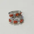 Elegante silberne Creolen mit leuchtend orangen birnenförmigen Zirkoniasteinen und Kristallen. - Orange Strass Ohrringe (ER847) / Orange