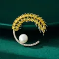 Gold wheat brooch with yellow crystals and white pearl, elegant coat accessory for women. - Wheat Ear Crystal Pearl Style (XD825401)