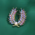 Goldfarbene Weizenähren-Brosche mit funkelnden rosa-blauen Kristall-Marquise-Steinen und Perle. - Rosa Blau Farbverlauf Marquise Kristall Stil (XD824162)