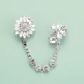 Détail de broche chaîne de fleurs en strass cristal exquis, accessoire élégant anti-reflet. - Style S