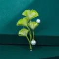 Spilla con foglia di ginkgo verde e perle bianche, elegante accessorio per abito in stile vintage. - XD10865