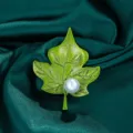 Elegante spilla a foglia verde con perla per donna accessorio moda elegante e chic. - XD10868