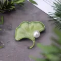 Spilla a foglia di ginkgo verde con perla bianca, elegante spilla botanica smalto decoro. - XD9474