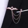 Broche de hombre en oro rosa con alas de angel, cadenas de borlas y pin de estrella elegante. - Dorado