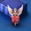 Élégante broche ailes d'ange avec couronne et perles rouges, bijou vintage en cristal. - Broche Ange Couronne (XD824535)