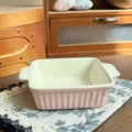 Bonita fuente de horno cuadrada de ceramica rosa con dos asas y diseño estriado. - Rosa