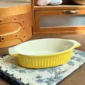 Fuente de horno de ceramica amarilla con dos asas, bandeja rayada para microondas y cocina. - Amarillo