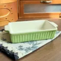 Fuente de horno rectangular de cerámica verde con asas y exterior estriado ideal. - Verde