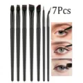 Gedetailleerd overzicht van 7 stuks zwarte afgeschuinde eyelinerpenselen en fijn make-upgereedschap. - 7-delige set