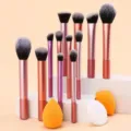 12-delige make-up kwastenset met lange metallisch roze handvatten, poeder- en foundationkwasten. - 12 stuks RT Borstels En 3 stuks Donsjes Multi Kleur