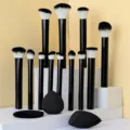 12-delige professionele make-up penselen set met zwarte grepen en beauty sponzen. - 12 stuks RT Borstels En 3 stuks Donsjes Zwart