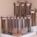 12-delige make-up penselen set met poederkwasten en make-upsponzen voor een vlekkeloze applicatie. - 12 stuks RT Borstels En 3 stuks Donsjes Koffie