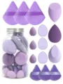 Vista dettagliata del set di 15 spugnette da trucco viola e piumini in velluto con barattolo - 15 Pezzi Bottiglia alla Deriva Spugnette per Trucco Serie Viola