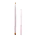 Pincel de labios retráctil rosa de doble punta con tapa, herramienta de maquillaje pro. - Double-ended lip brush with matte finish