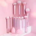 Roze make-up penseel set met handige zachte sponsjes en poederdons varianten. - 12 stuks RT Borstels En 3 stuks Donsjes Roze
