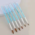 Detaillierte Nahaufnahme von 6 transparenten Kristall-Nagelpinseln mit blauen Strasssteinen. - Strass Kristall Pinsel / 6-teiliges Set / Blau