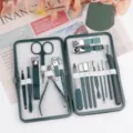 Detailansicht der Maniküre-Set-Werkzeuge aus Edelstahl, präzise Verarbeitung und stilvoll. - 18-teiliges Set / Grün