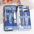 Detailansicht des Maniküre-Sets aus Edelstahl mit tragbarem Etui für Nagelknipser und Werkzeuge. - 19-teiliges Set / Blau