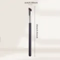 Pennello correttore angolato con setole morbide e manico nero per un trucco impeccabile. - Pennello Correttore Quadrato Piccolo