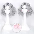 Graue Lockenperücke Detailansicht mit stilvoller Brille und rosa Blüten Ohrringen. - Alte Dame Kostümset Rosa (Perücke + Brille + BrillenKette + Halskette + Ohrringe)