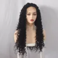 Detailansicht der langen schwarzen synthetischen Lockenperücke mit Lace Front, natürliche Textur - Schwarz