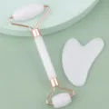 Set Rullo di Giada Bianca e Gua Sha Massaggiatore Viso con Telaio in Metallo Oro Rosa - Rullo in Resina Bianco